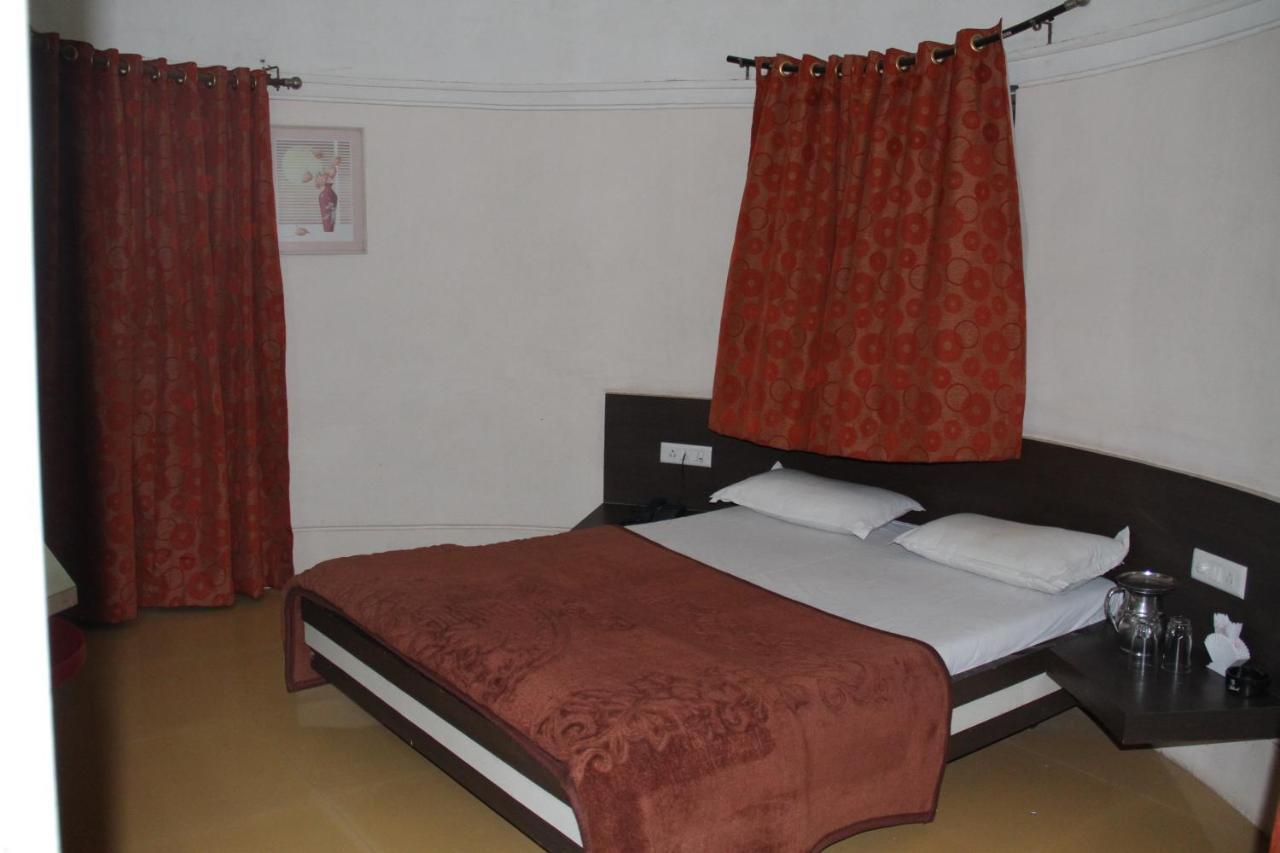 Hotel Tapovan Насик Экстерьер фото