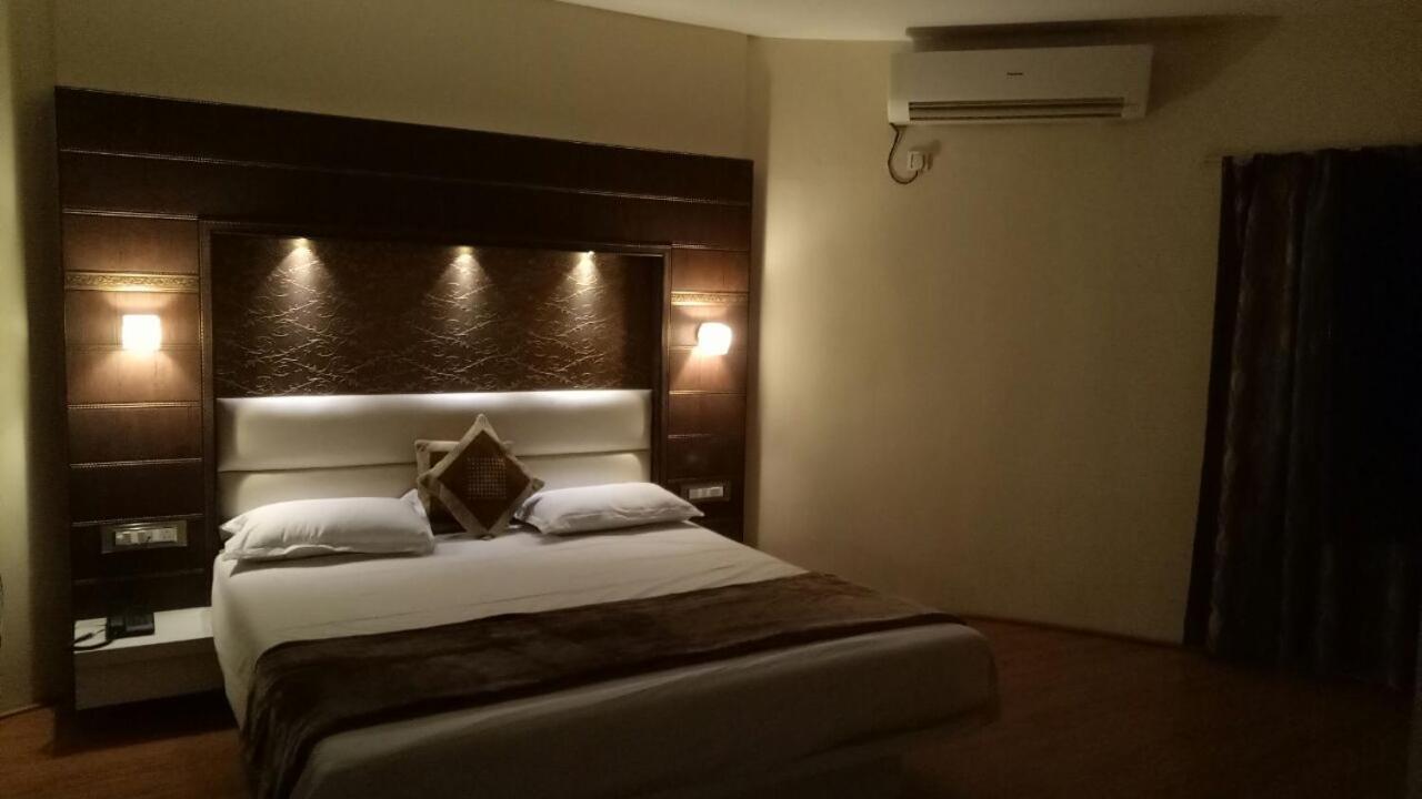 Hotel Tapovan Насик Экстерьер фото